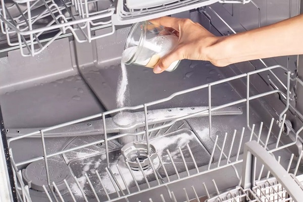 پاکیزه ماندن ظرفشویی با تمیز کردن باقی مانده غذاها از روی ظروف