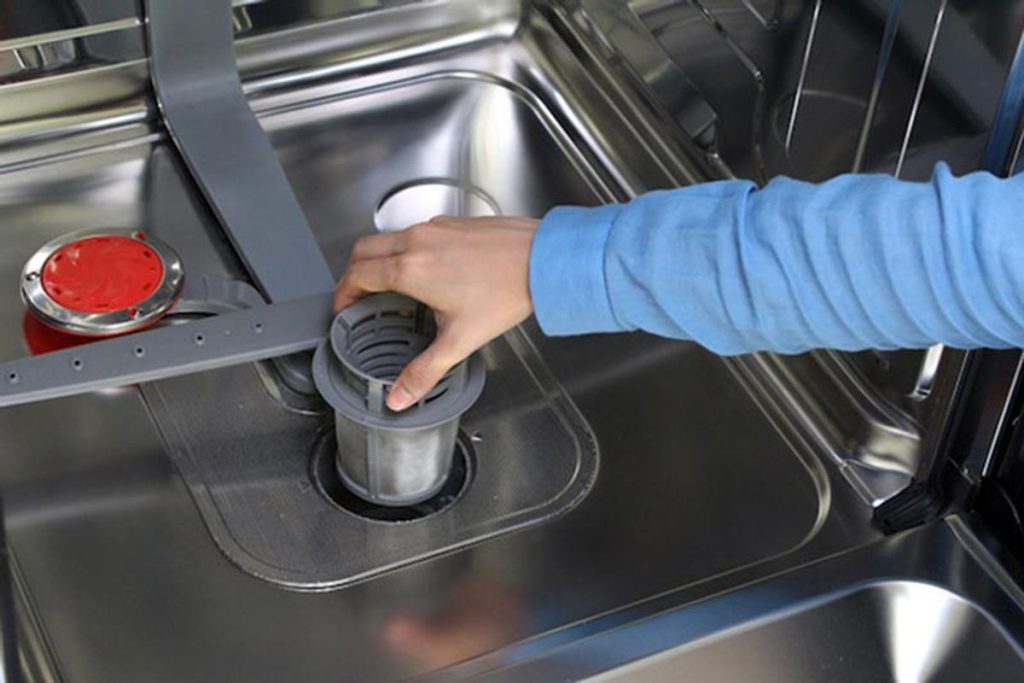 بررسی فاضلاب برای رفع مشکل تخلیه نشدن آب ماشین ظرفشویی